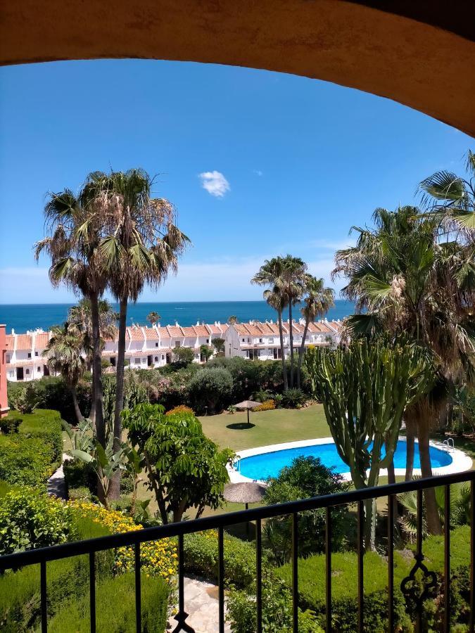 Appartement Met Zeezicht En Vlakbij Het Strand Манилва Экстерьер фото